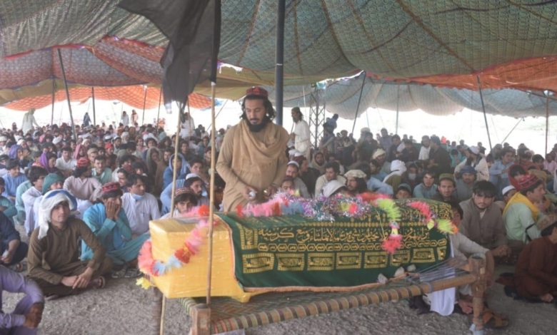 A coffin containing a  dead body laying in front of the protesters. (Source: Ling News 24)